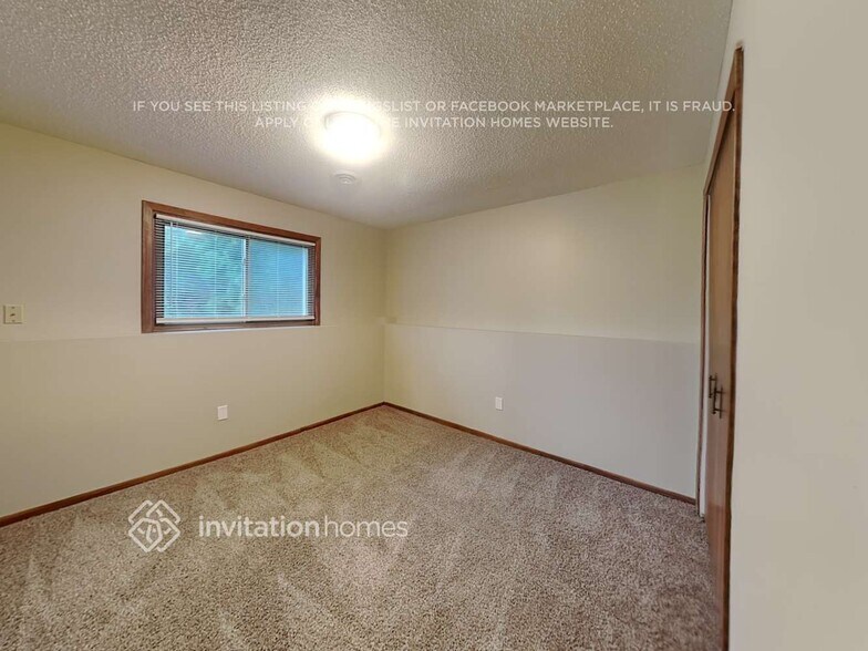 Building Photo - 5565 Knoll Dr