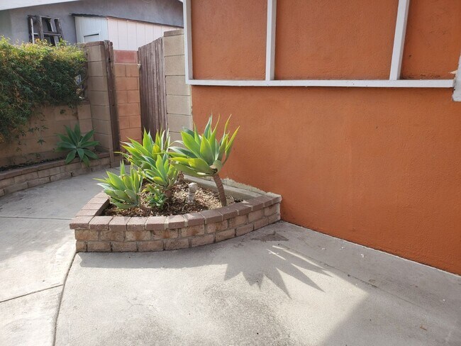 Building Photo - 3 bed/3 bath + LARGE BONUS ROOM and YARD for Assisted Living/Sober Living/Detox/Rehab Facility.