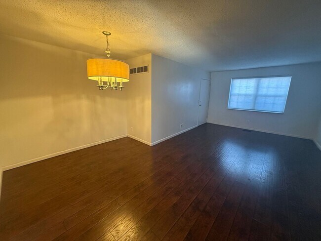 Building Photo - Grants Farm Condo!