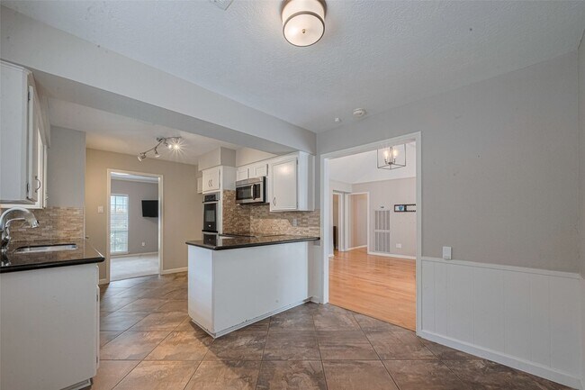 Building Photo - 927 Carlingford Ln