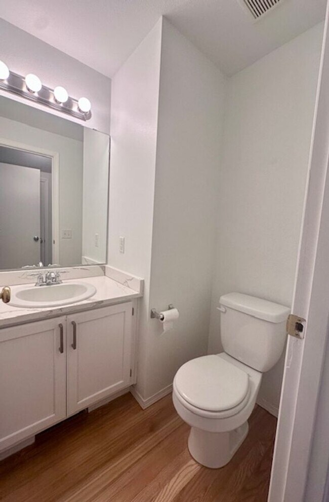 Building Photo - Spacious 4 bedroom - Ready Now