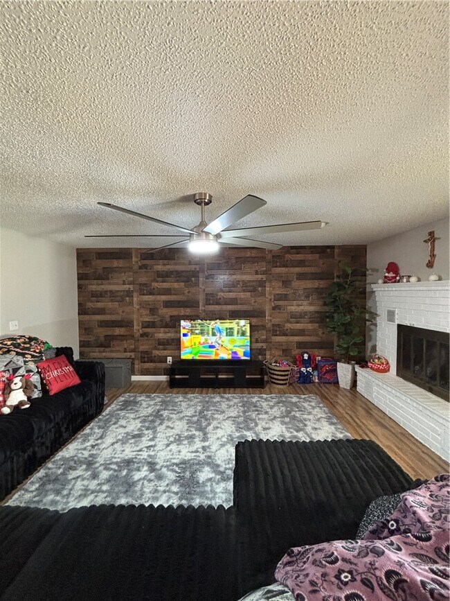 Building Photo - 2406 SW 16th St