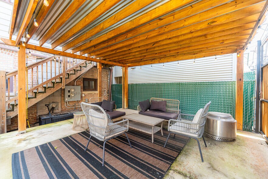 Building Photo - 516 N Hermitage Ave