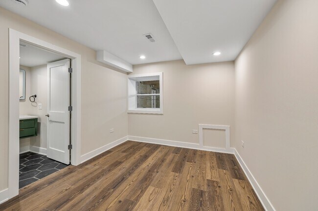 Building Photo - Garden unit: Renovated 3 bed in Logan Square - Now Leasing!