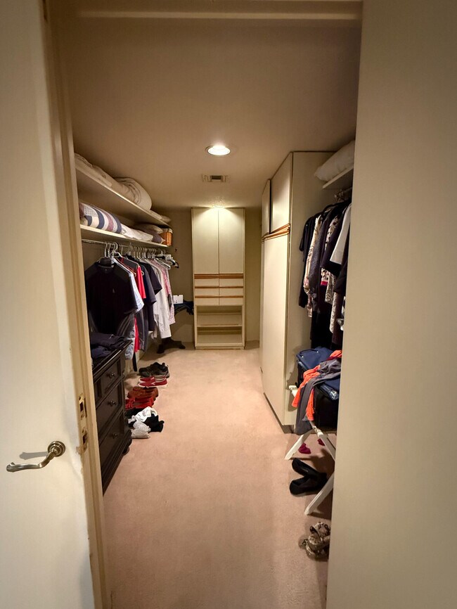 Building Photo - 253 Kavenish Dr