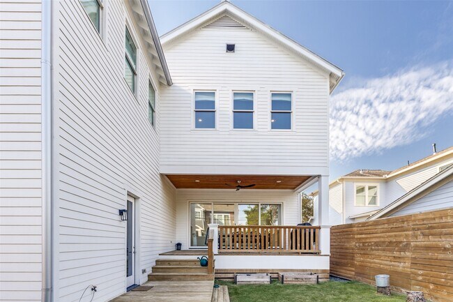 Building Photo - 709 E 13th St