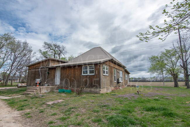 Building Photo - Charming 2-Bedroom 1-Bath + Bonus Room Far...