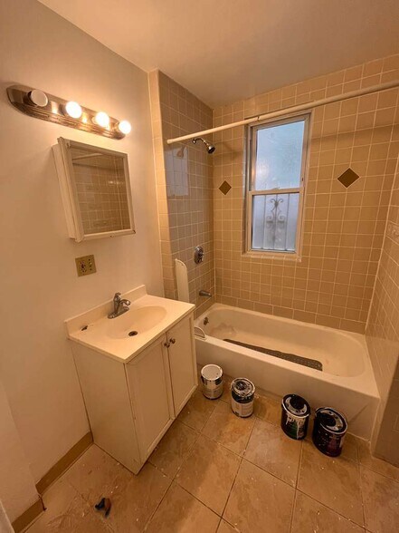 Building Photo - 10 Bucknam St