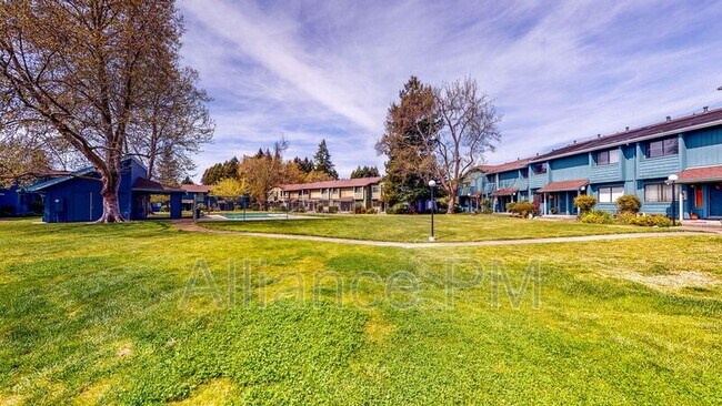 Building Photo - 221 College View Dr