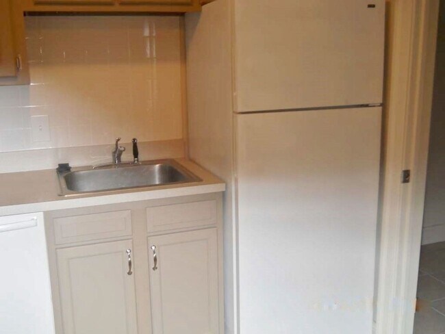 Building Photo - NICE 2 BEDROOM TOWNHOUSE IN LAKE EDWARDS