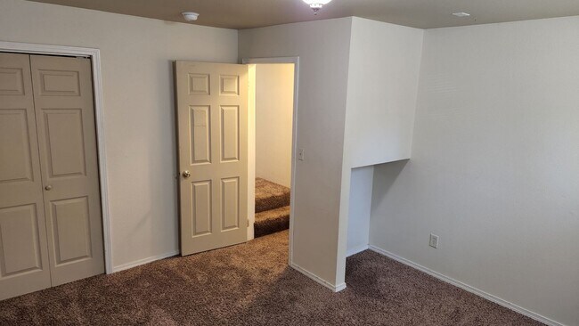 Building Photo - Move in Special! Large Beautiful South Hil...