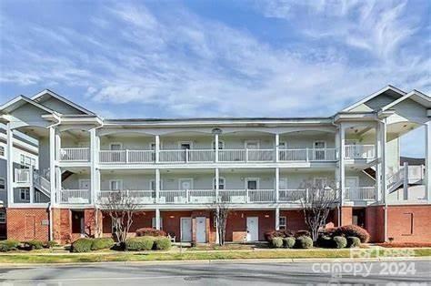 Building Photo - 8975 Meadow Vista Rd