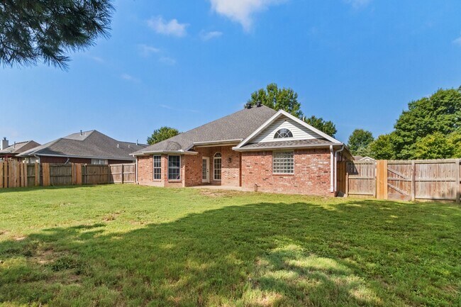 Building Photo - Bright & Beautiful 4 Bedroom Home with Fenced Yard and Modern Upgrades!