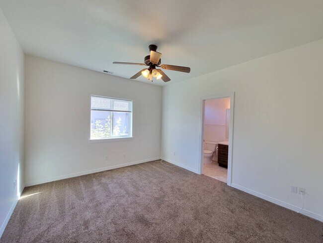 Building Photo - 1200 W Canyon Lakes Dr