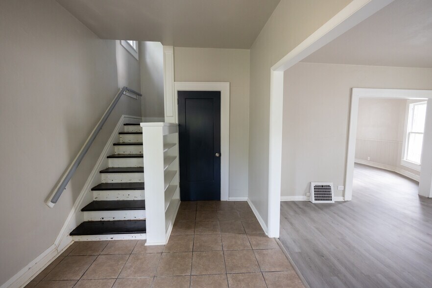 Building Photo - 413 E Hazel Ave