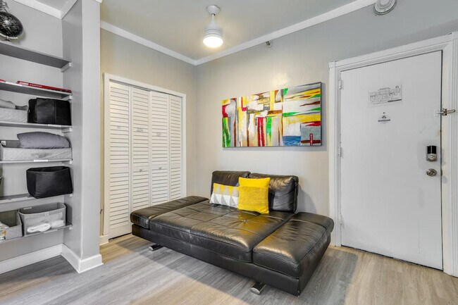 Primary Photo - 3700 Collins Ave