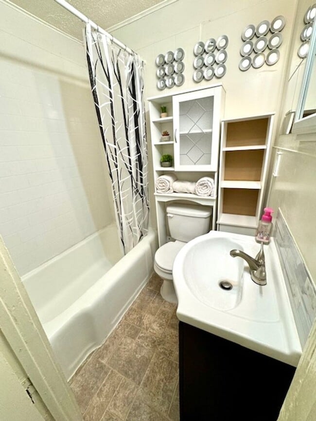 Building Photo - Clean Downtown One Bedroom Utilities Included
