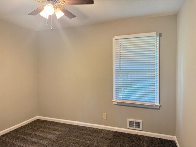 Building Photo - Newly Renovated 3 Bedroom / 1 Bath Ranch w...