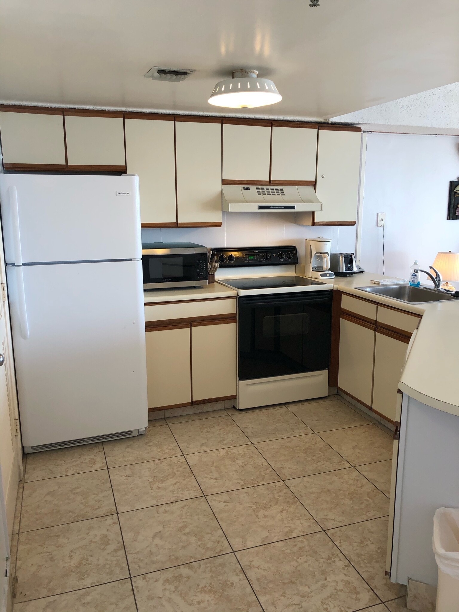 Full kitchen - 1605 S Ocean Blvd