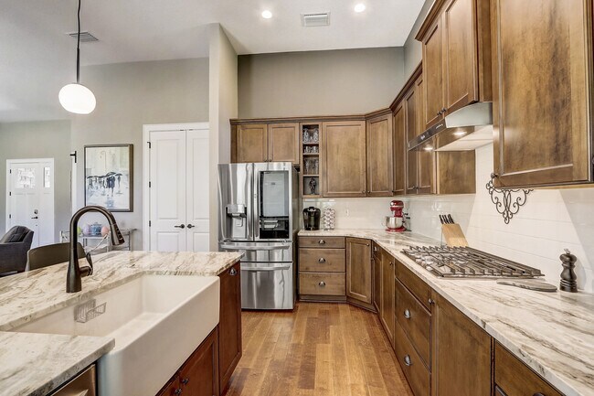 Building Photo - 10613 White Oak Dr