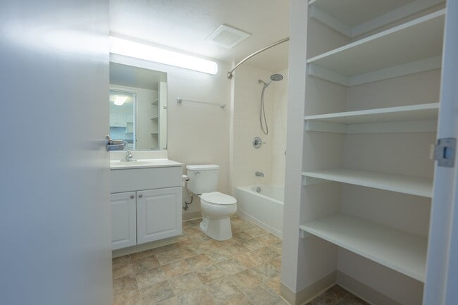 Building Photo - 1 Bdrm / 1 Bath condo with (2) AC (801 SOU...