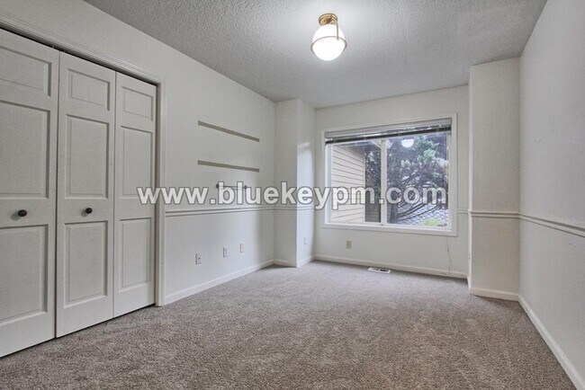 Building Photo - 5 Bed, 2.5 Baths Luxury Home in Murrayhill Near Cooper Mtn Parks