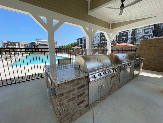 Building Photo - Tuscany con Terrazza | 1 Bed 1 Bath | 773 sf
