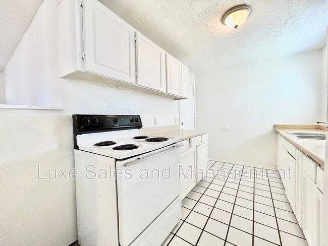 Building Photo - 1700 Karen Dr