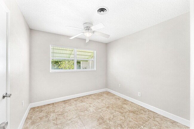 Building Photo - 406 N Neptune Dr