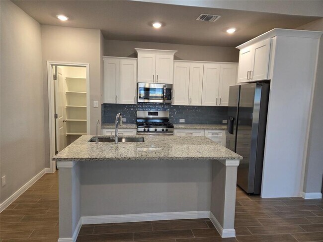 Building Photo - 208 Comet Pointe Dr