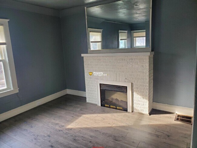 Building Photo - Downtown Appleton - Upper apartment