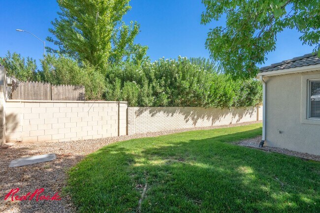 Building Photo - Pet Friendly! 3 Bedroom Single-Level Condo in St. George!