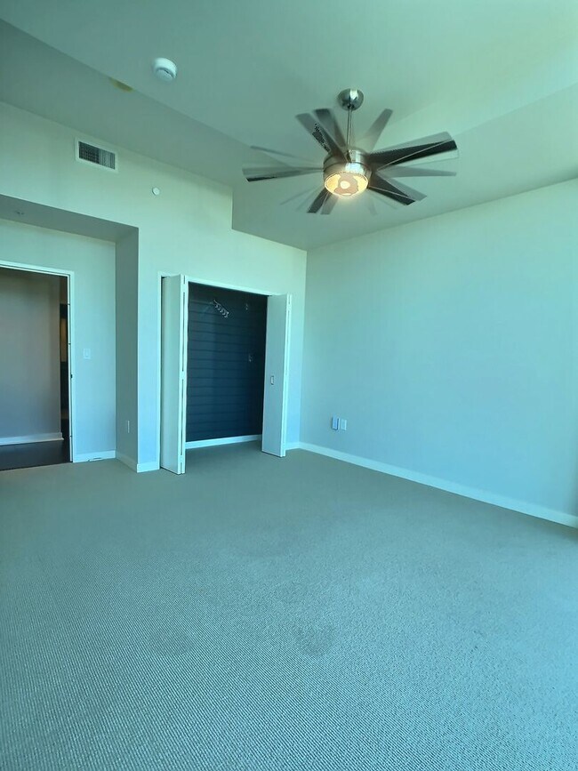 Building Photo - 20th Floor Spacious 3 Bedroom Condo with Den