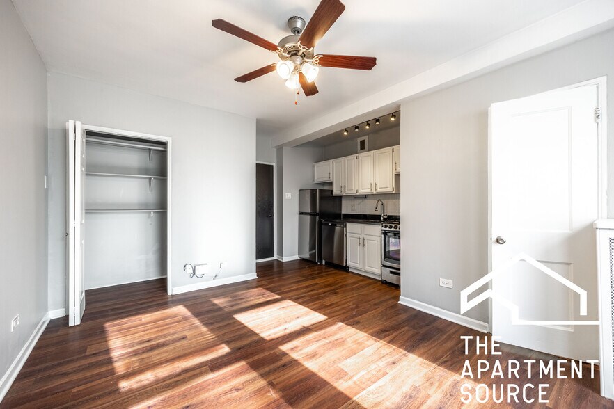 Building Photo - 1125 N La Salle Dr