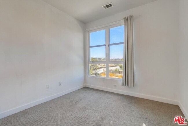 Building Photo - 2700 E Chaucer St