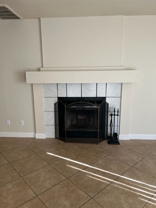 Building Photo - Spacious 4-Bedroom Home in a Quiet Tracy Cul-De-Sac!