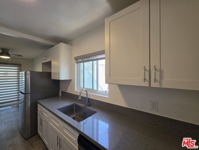 Building Photo - 10734 Palms Blvd