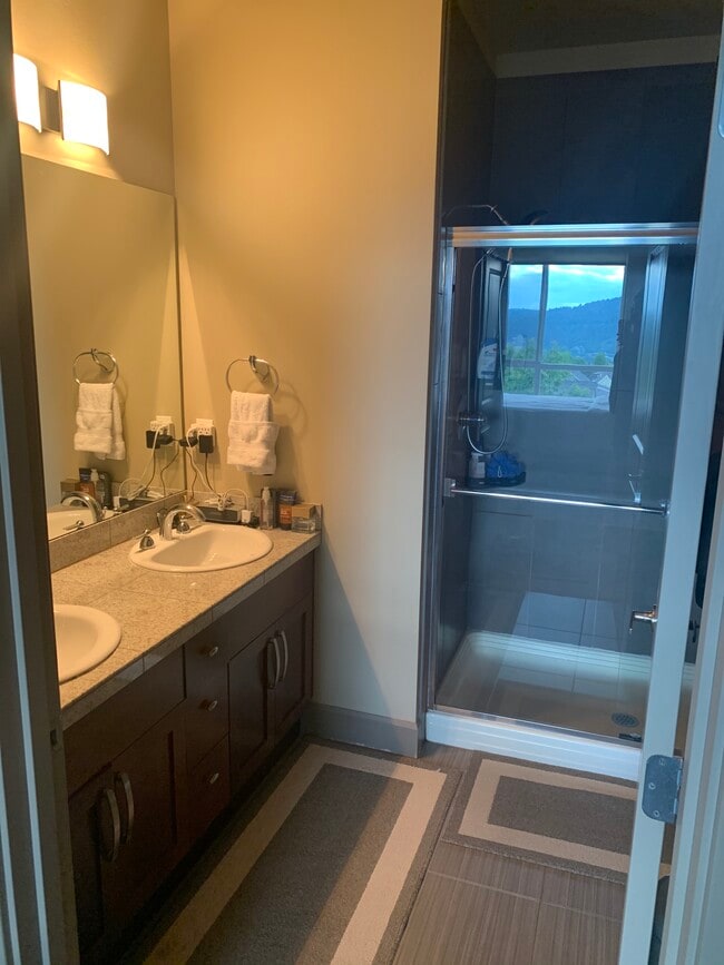 Building Photo - 1840 25th Ave NE