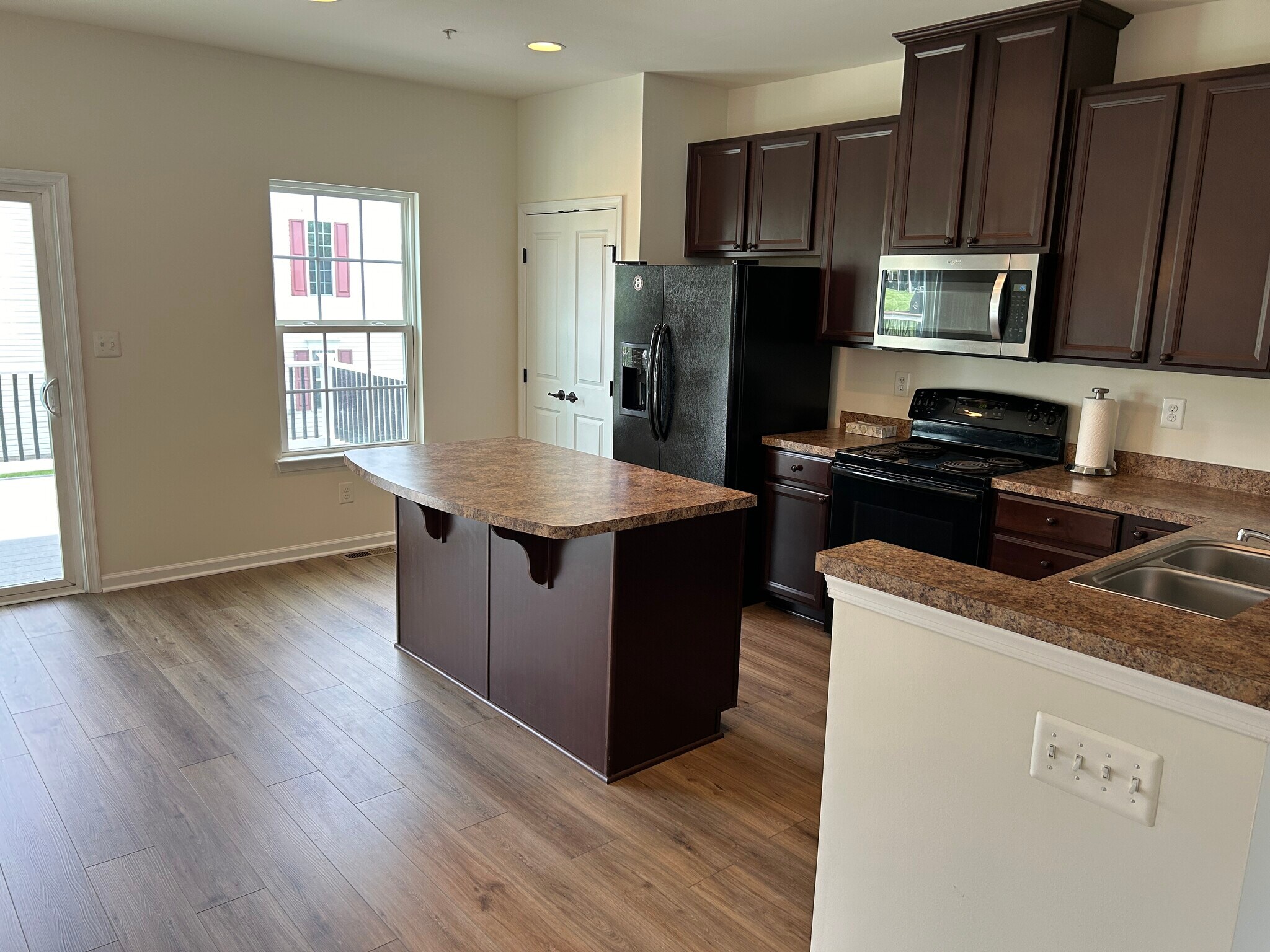Kitchen - upgraded floor - 1280 Rannoch Ln