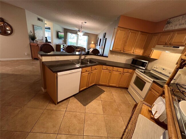 Building Photo - 6100 Bahia Del Mar Cir