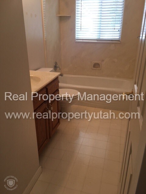 Building Photo - 5 Bedroom Home Centrally Located In Fruit ...
