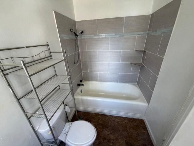 Building Photo - Cute Two Bedroom Apartment in Highland