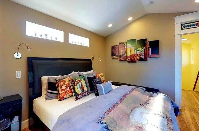 Building Photo - 6625 Amherst N St