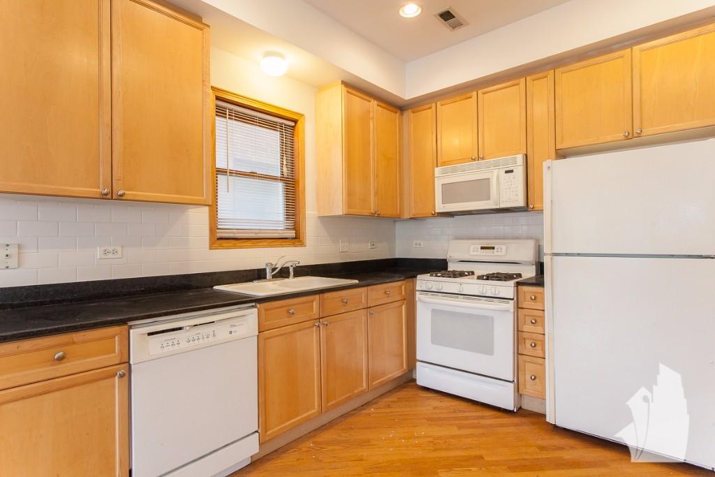 Building Photo - 1320 W Diversey Pky