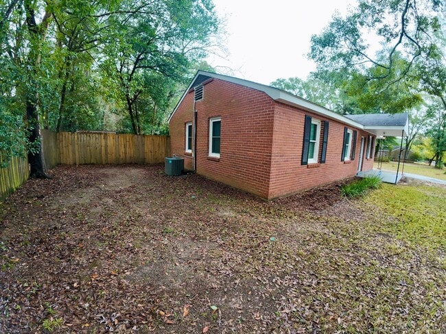 Building Photo - 3/1 Brick Home Near USA Campus w/ Carport & Fenced-In yard