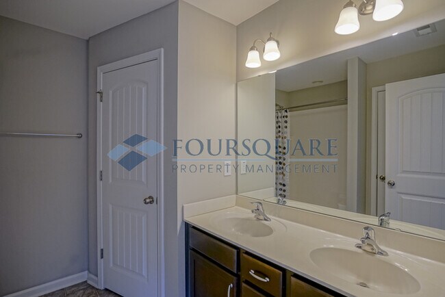 Building Photo - Spacious 3-Bed, 2.5-Bath Townhome with Was...
