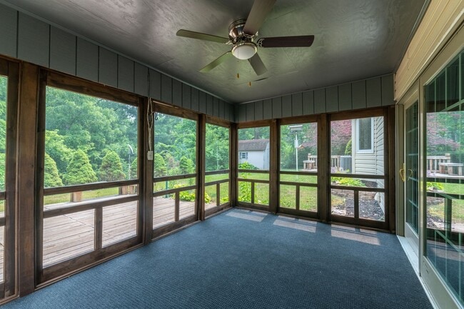 Building Photo - Available July – 4 Bed, 3 Bath Updated Hom...