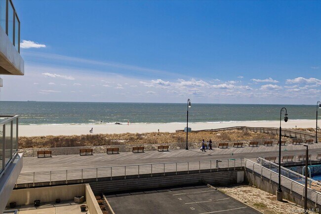 Building Photo - 170 W Broadway