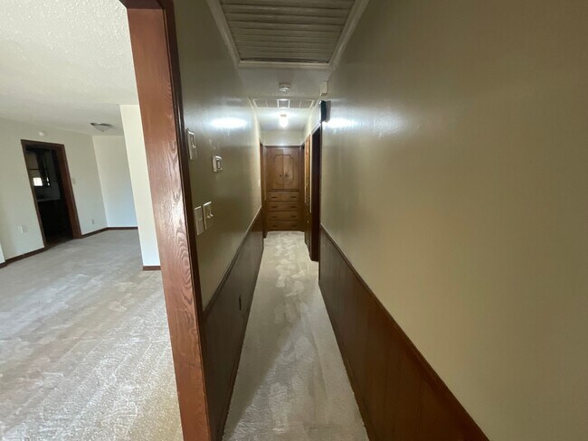 Building Photo - Spacious 3 bed, 1 1/2 bath, 1 car garage with carport