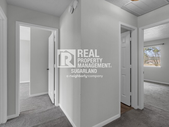 Building Photo - Executive Living in the Heart of Sugar Land